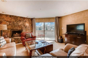 Best location in the heart of lions head Ski lockers jacuzzi and pool